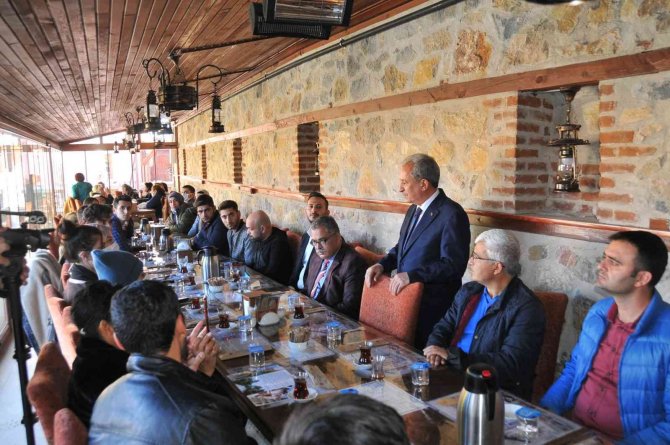 Başkan Akkaya Üniversiteli Gençlerle Buluştu