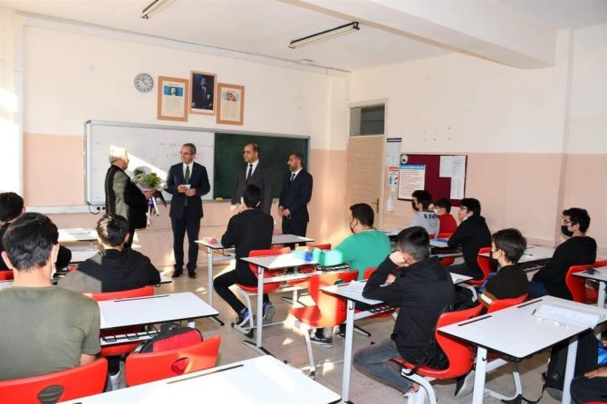 Emekli Olan Öğretmene Son Dersinde Kaymakamdan Sürpriz