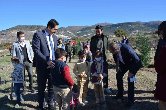 Selendi’de 300 Adet Fidan Toprakla Buluştu