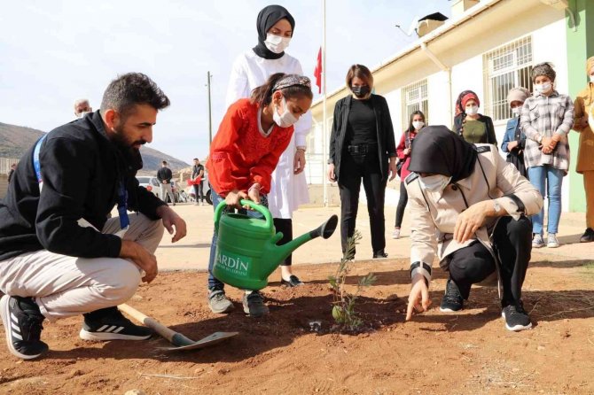 Mardin’de Geleceğin Teminatı Öğrencilerle Fidan Dikimi Gerçekleştirildi