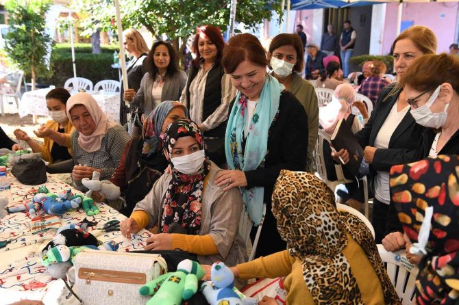 ‘Evimiz Atölye’ Projesiyle Çoraptan Oyuncak Üretiyorlar