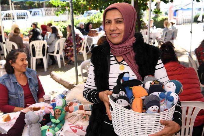 ‘Evimiz Atölye’ Projesiyle Çoraptan Oyuncak Üretiyorlar