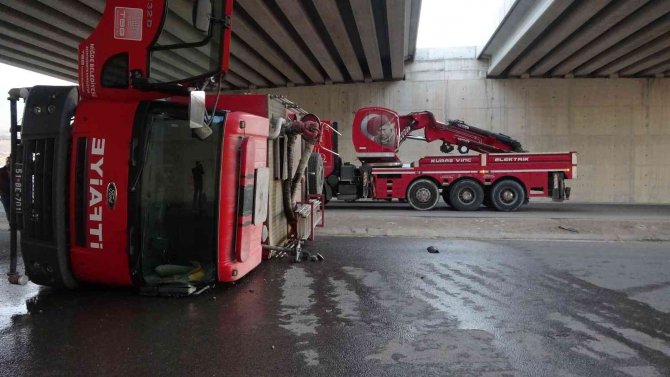 Köpeğe Çarpmamak İçin Manevra Yapan İtfaiye Aracı Devrildi: 2 Yaralı