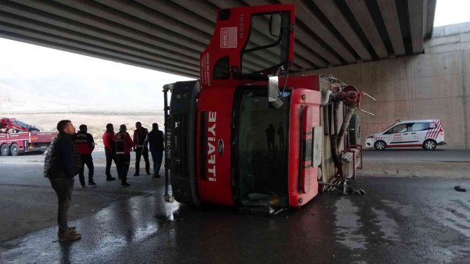 Köpeğe Çarpmamak İçin Manevra Yapan İtfaiye Aracı Devrildi: 2 Yaralı