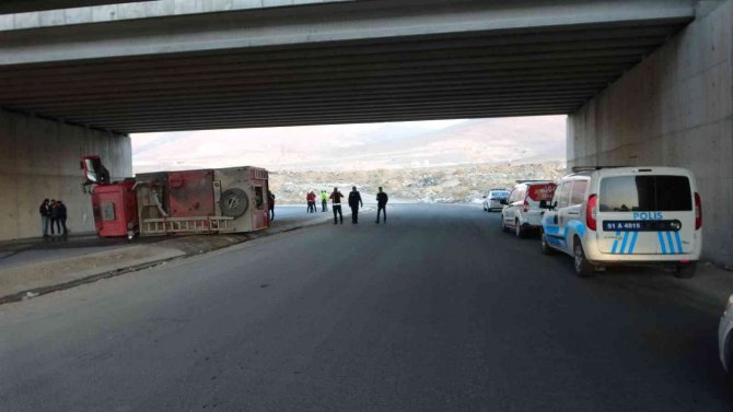 Köpeğe Çarpmamak İçin Manevra Yapan İtfaiye Aracı Devrildi: 2 Yaralı