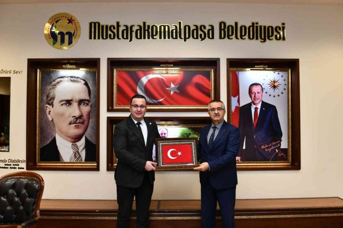 Oğlunun Hatırasını Yaşatmak İçin Binlerce Fidanı Toprakla Buluşturan Öğretmene Anlamlı Sürpriz