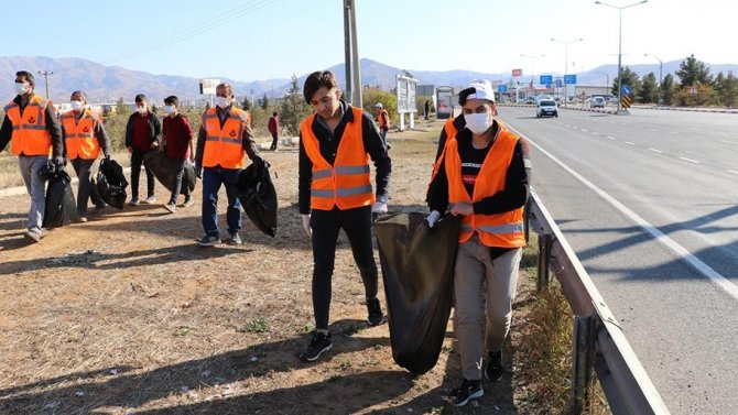Öğrencilerden Çöp Toplama Etkinliği