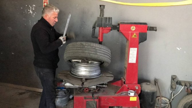 Oto Lastikçilerin Kış Lastiği Mesaisi Başladı