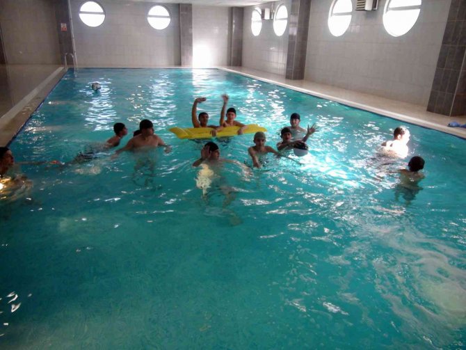 Saraykent’te Bin 580 Öğrenci Yüzme Öğreniyor