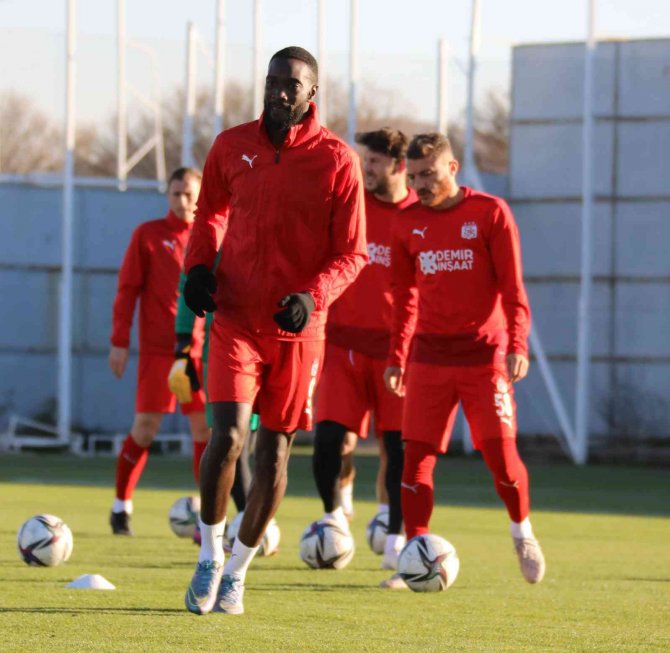 Sivasspor, 4 Eksikle Çalıştı
