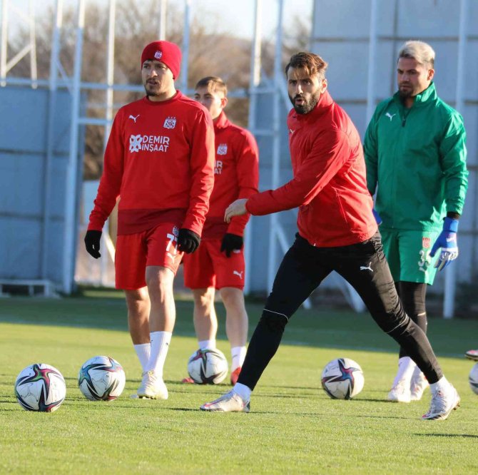 Sivasspor, 4 Eksikle Çalıştı