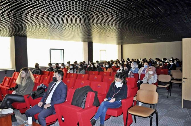 Üniversite Öğrencilerine Oryantasyon Eğitimi Verildi