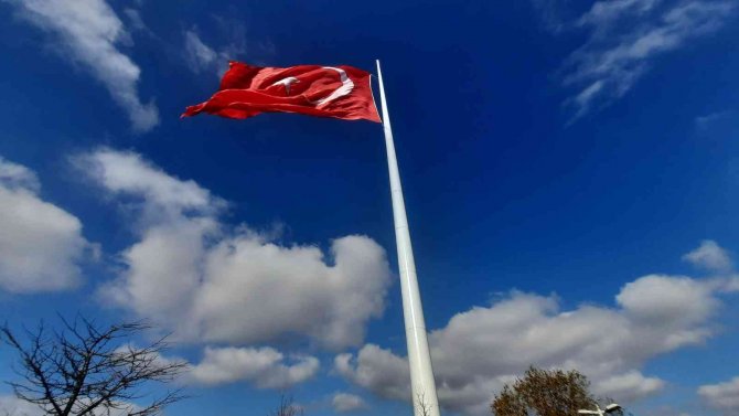 Türkiye’nin En Büyük Bayrakları En Uzun Direklerde Göndere Çekildi