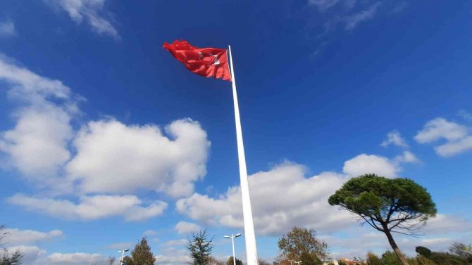 Türkiye’nin En Büyük Bayrakları En Uzun Direklerde Göndere Çekildi