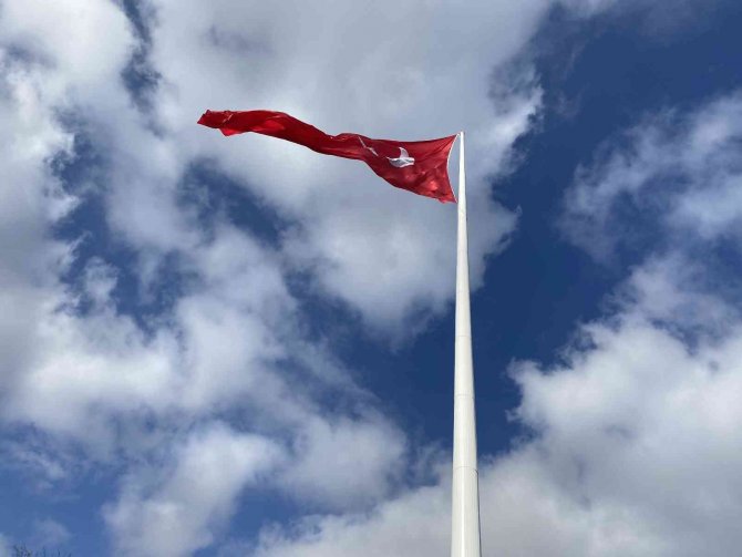 Devasa Türk Bayrağı, Türkiye’nin En Büyük Bayrak Direğinde Dalgalanıyor