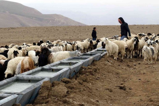 Van Büyükşehir Belediyesinden Başkaleli Çiftçilere Can Suyu
