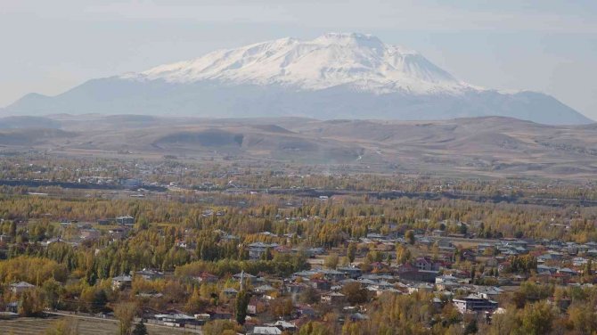 Erciş’te Sonbahar Manzaraları Göz Kamaştırıyor