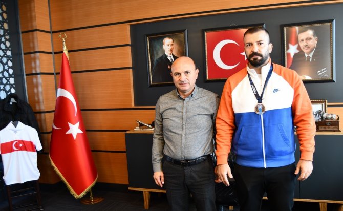 Oral, Dünya Üçüncüsü Kaya’yı Kutladı
