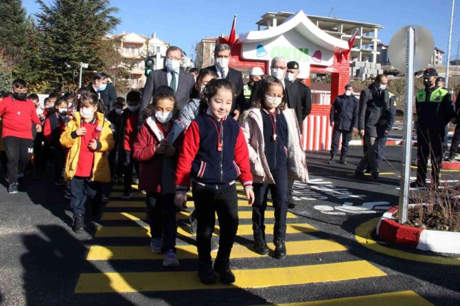 Yozgat’ta Çocuklar Trafik Kurallarını Eğitim Parkında Öğreniyor