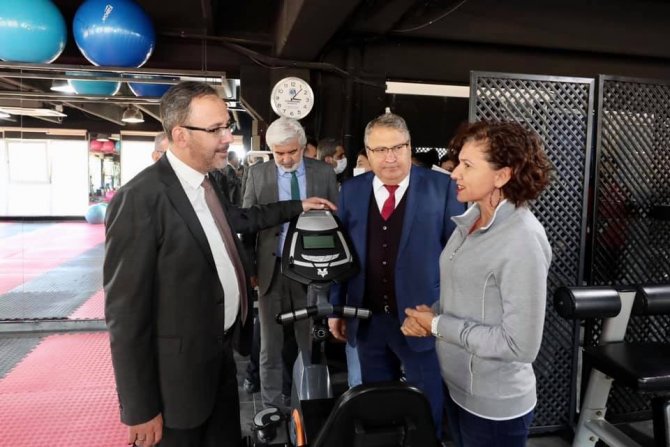 Bakan Kasapoğlu Millet Çarşısını Çok Beğendi