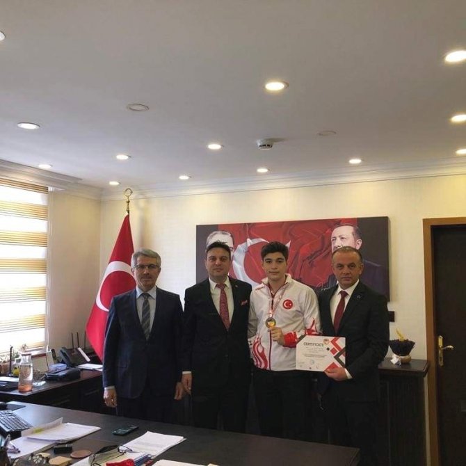 Lise Öğrencisi Karatede Dünya Üçüncüsü Oldu