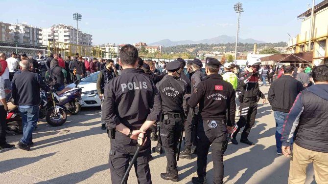 Taraftarları, Polis Taraftarları Zor Sakinleştirdi, Maç Polis Nezaretinde Tamamlandı