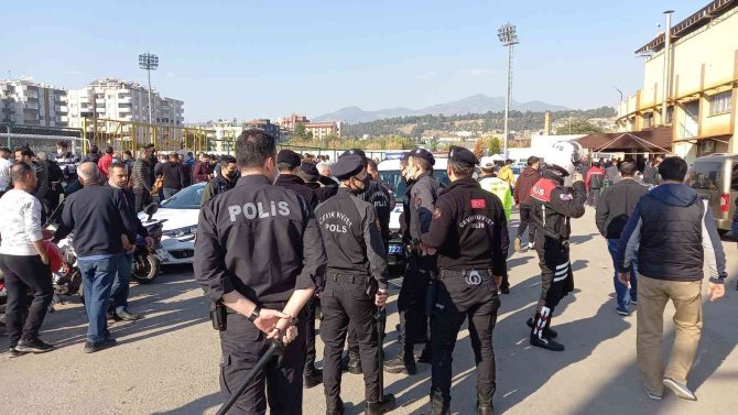 Taraftarları, Polis Taraftarları Zor Sakinleştirdi, Maç Polis Nezaretinde Tamamlandı