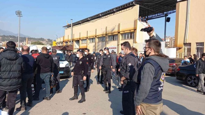 Taraftarları, Polis Taraftarları Zor Sakinleştirdi, Maç Polis Nezaretinde Tamamlandı