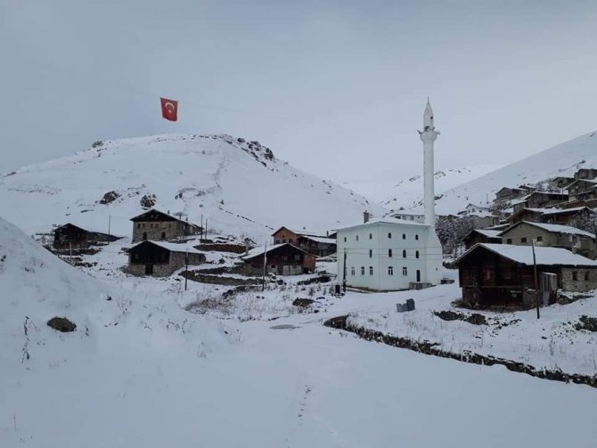 Bayburt - Trabzon Sınırındaki Köyler Kar Beyaz