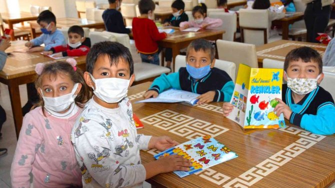 Kahramanmaraş’ta Miniklere Kitap Hediyesi