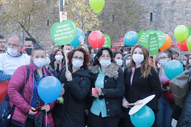 Sağlıkçılar "Hareket Berekettir" Sloganıyla Yürüdü