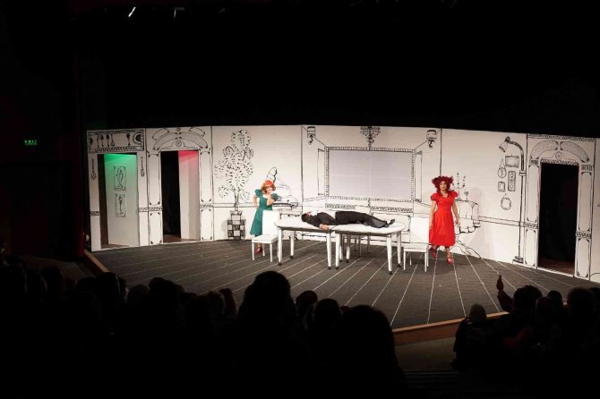 “Kocasını Pişiren Kadın” Oyununun Galası Yapıldı