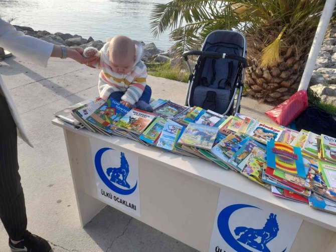 Kuşadası Ülkü Ocakları Bin Kitap Dağıttı