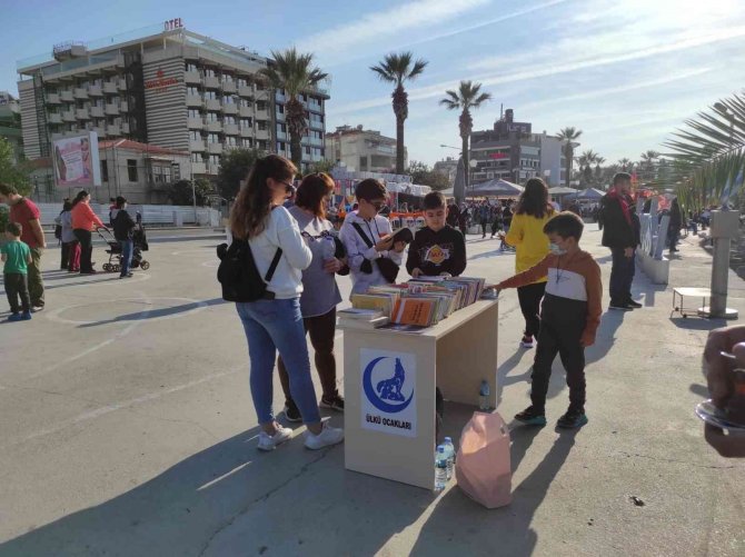 Kuşadası Ülkü Ocakları Bin Kitap Dağıttı