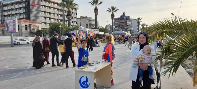 Kuşadası Ülkü Ocakları Bin Kitap Dağıttı