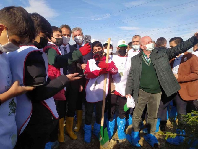 Milli Eğitim Bakanı Mahmut Özer, Meslek Liselerinde Hatıra Ormanı Fidan Dikim Törenine Katıldı