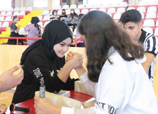 Bilekler Kıyasıya Güreşti