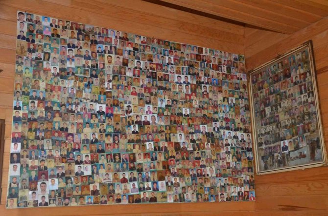 İ̇ş Yerinin Duvarlarını Müşterilerin Vesikalıkları Süslüyor