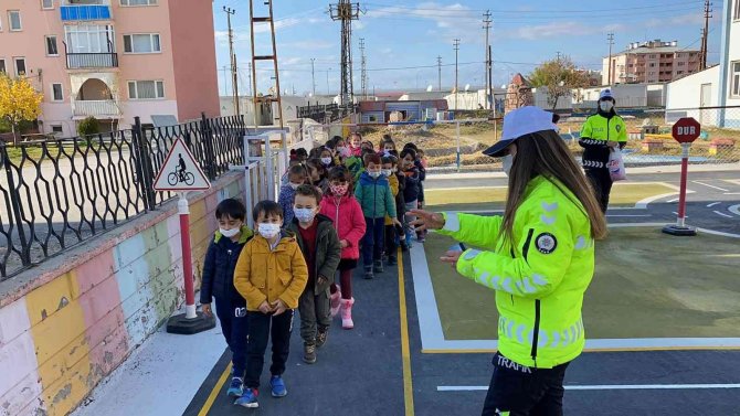 Van Polisinden Miniklere Trafik Eğitimi