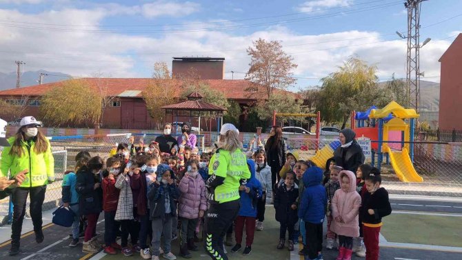 Van Polisinden Miniklere Trafik Eğitimi
