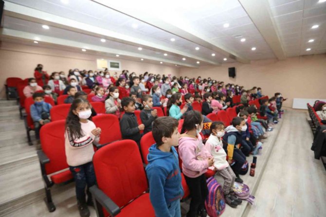 “Vohoo Ve Arkadaşları” İsimli Oyun Bahçesaray’da Sahnelendi