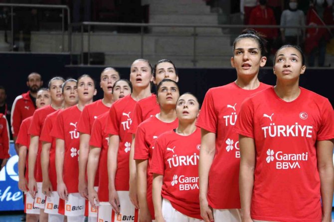 Milli Basketbolcu Şaziye’den Milli Takıma Ve Basketbola Duygusal Veda