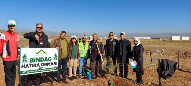 Bingöl Depremlerinde Hayatını Kaybedenler İçin Fidan Dikildi