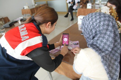 Bingöl’de Jandarma Ekipleri, Vatandaşlara Kades Uygulamasını Tanıttı
