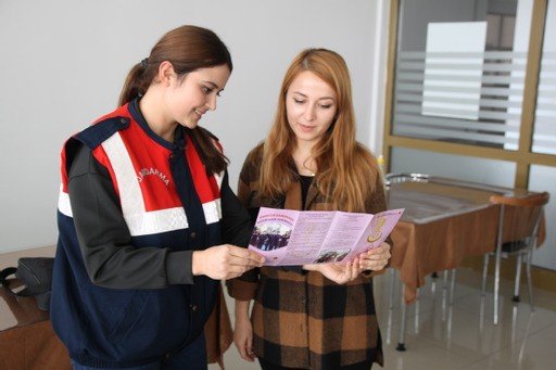 Bingöl’de Jandarma Ekipleri, Vatandaşlara Kades Uygulamasını Tanıttı