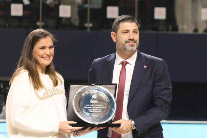 Milli Basketbolcu Şaziye’den Milli Takıma Ve Basketbola Duygusal Veda