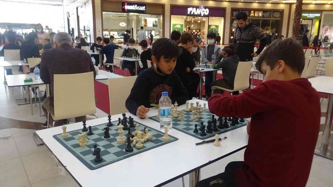 7’den 70’e Ceylan Karavil Avm’de Yapılan Satranç Turnuvasında Buluştu