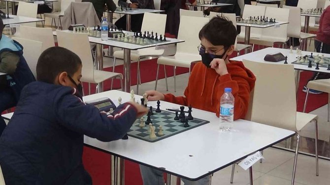 7’den 70’e Ceylan Karavil Avm’de Yapılan Satranç Turnuvasında Buluştu
