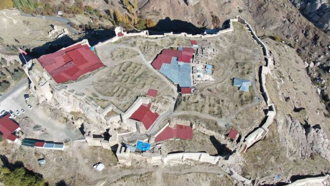Harput Kalesi’nin Tarihi Çıkan Buluntular İle 2 Bin 200 Yıl Geriye Gitti