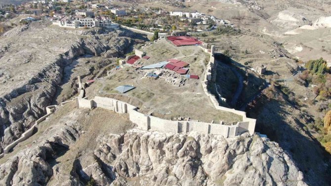 Harput Kalesi’nin Tarihi Çıkan Buluntular İle 2 Bin 200 Yıl Geriye Gitti